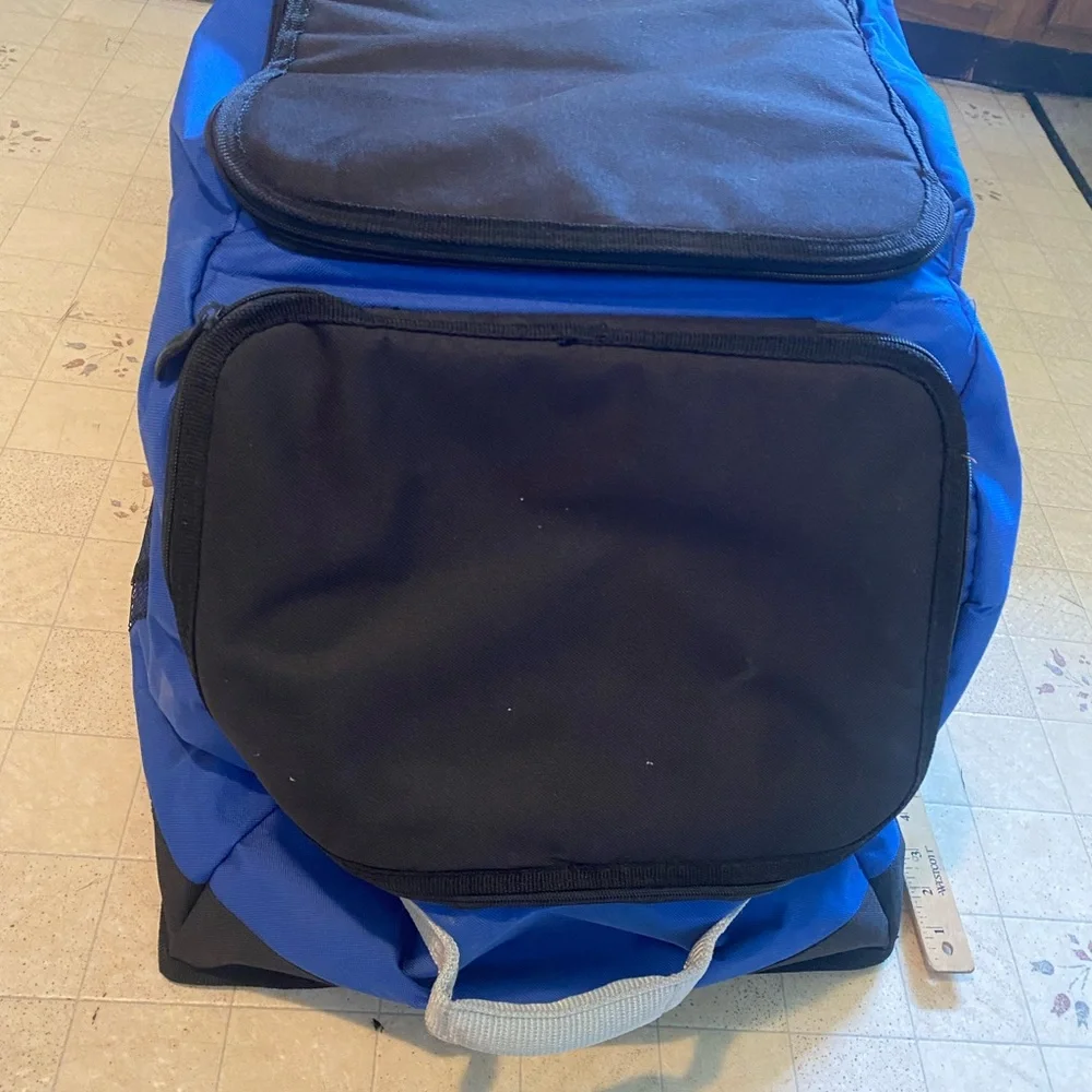 Rubbermaid Blue and Black Garment/Sports Bag with Durable Design